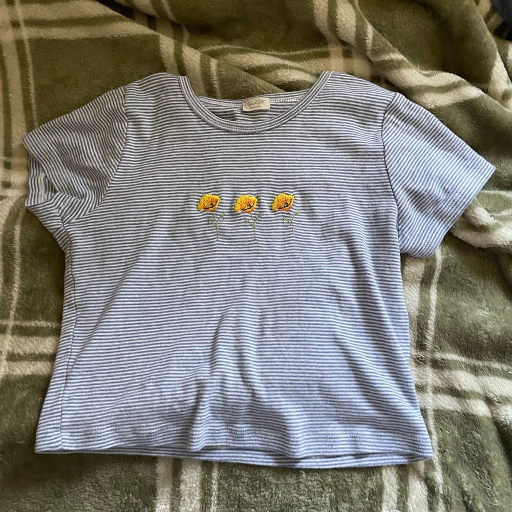 It’s a super comfy and soft cropped t shirt:)